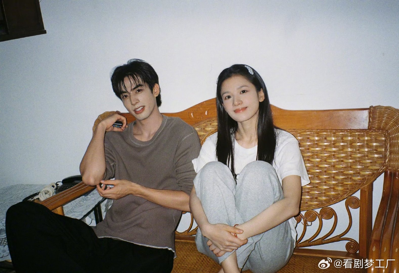 宋威龙张婧仪的权威我知道野狗骨头确实上头暑期档剧集混战里野狗骨头脱颖而出，两位主