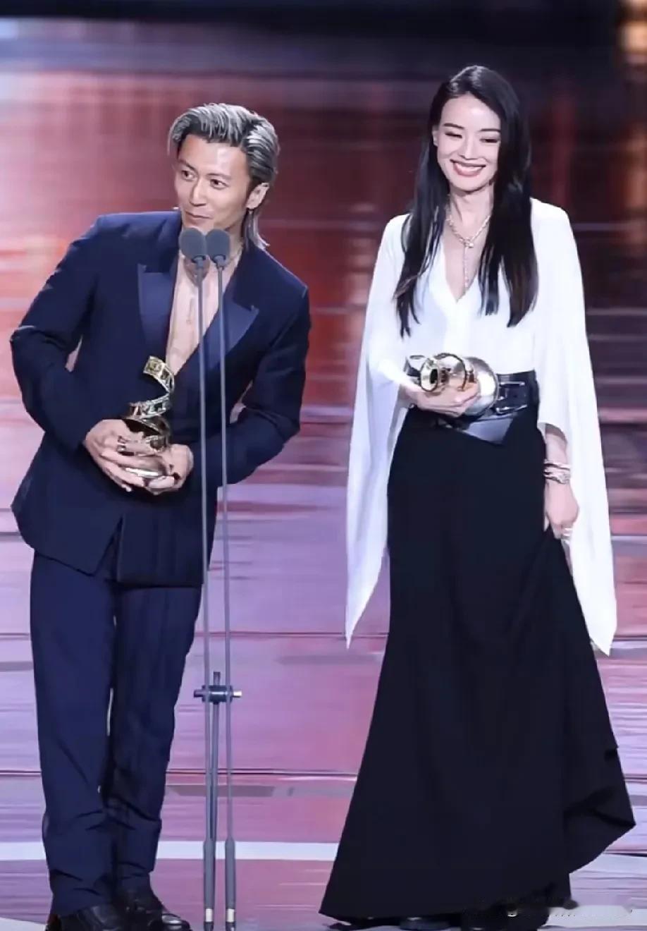 哇，看舒淇和谢霆锋同框，真是养眼啊！舒淇的松弛感美得自然，谢霆锋痞帅十足。不用美