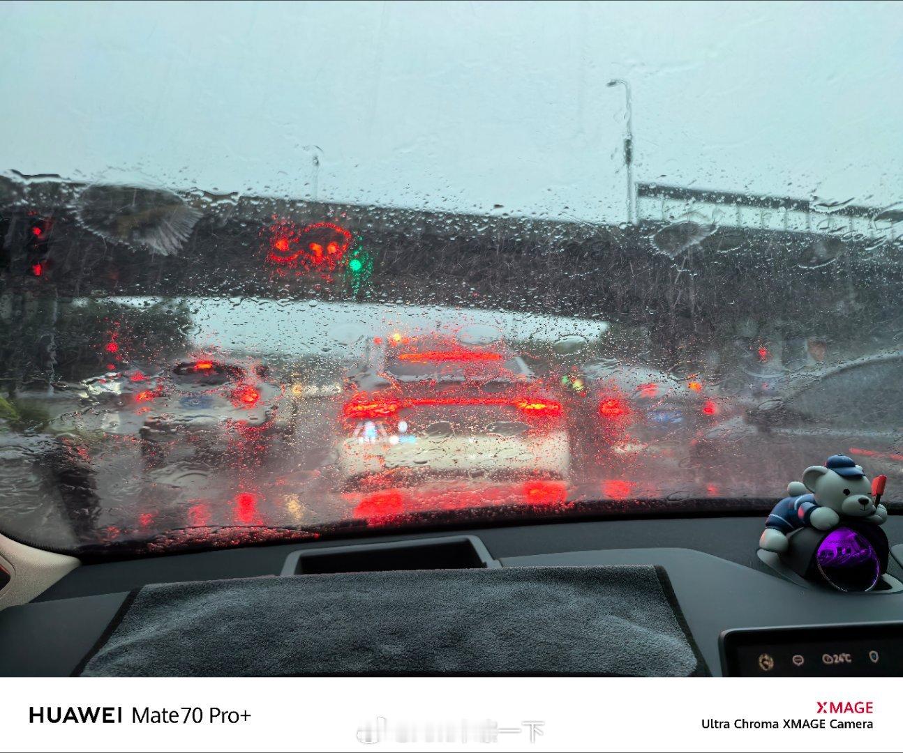 好喜欢下雨天开车，一点雨都淋不着的感觉真好[送花花] ​​​