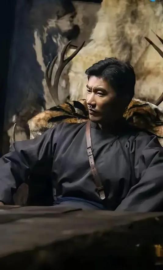 追剧《归队》 兰花在小白龙的山寨养伤，小白龙让人每天变着花样给她送吃的，荤菜都吃