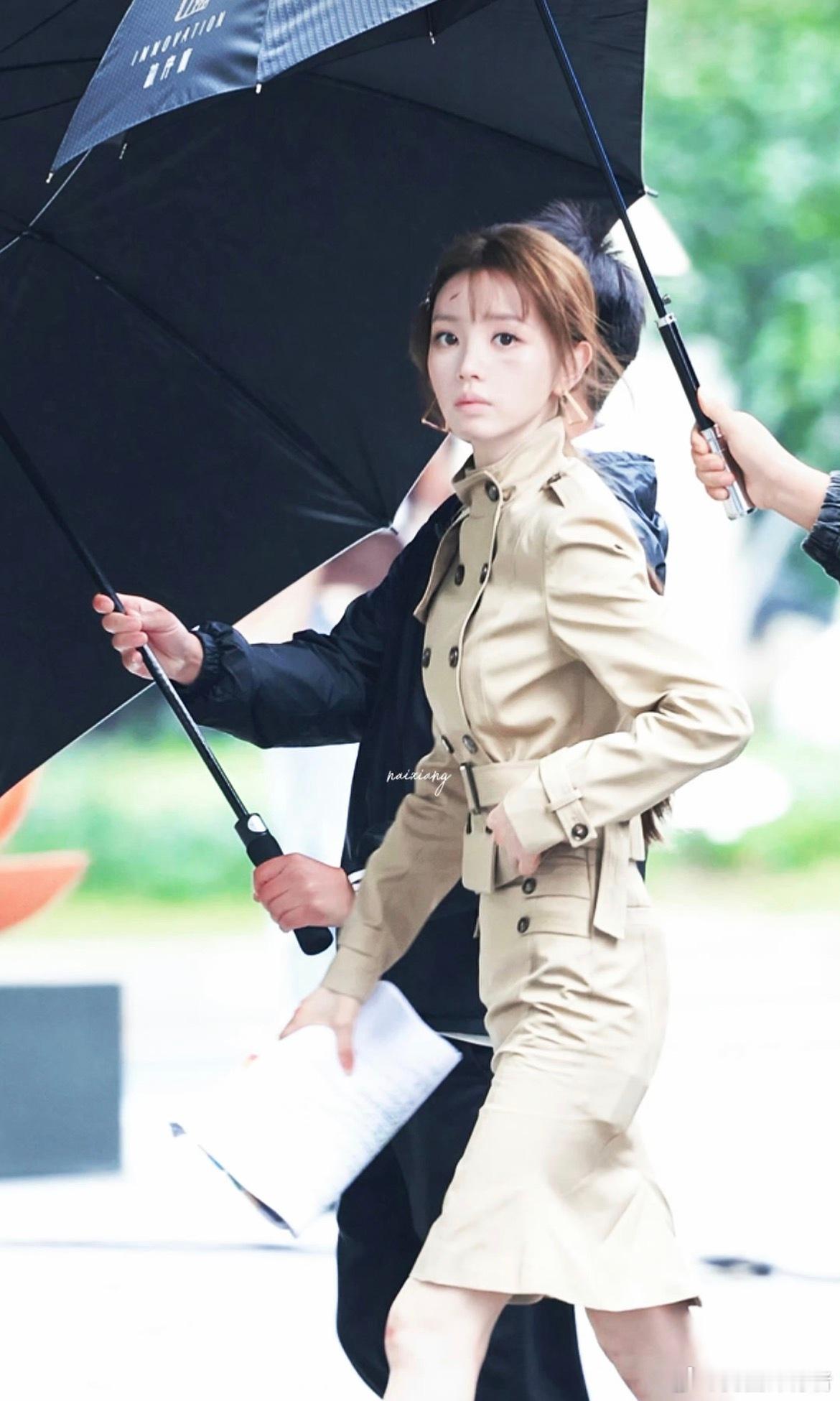 魏大勋给田曦薇贴创口贴路透啊啊啊田曦薇要不要这么甜美 ​​​