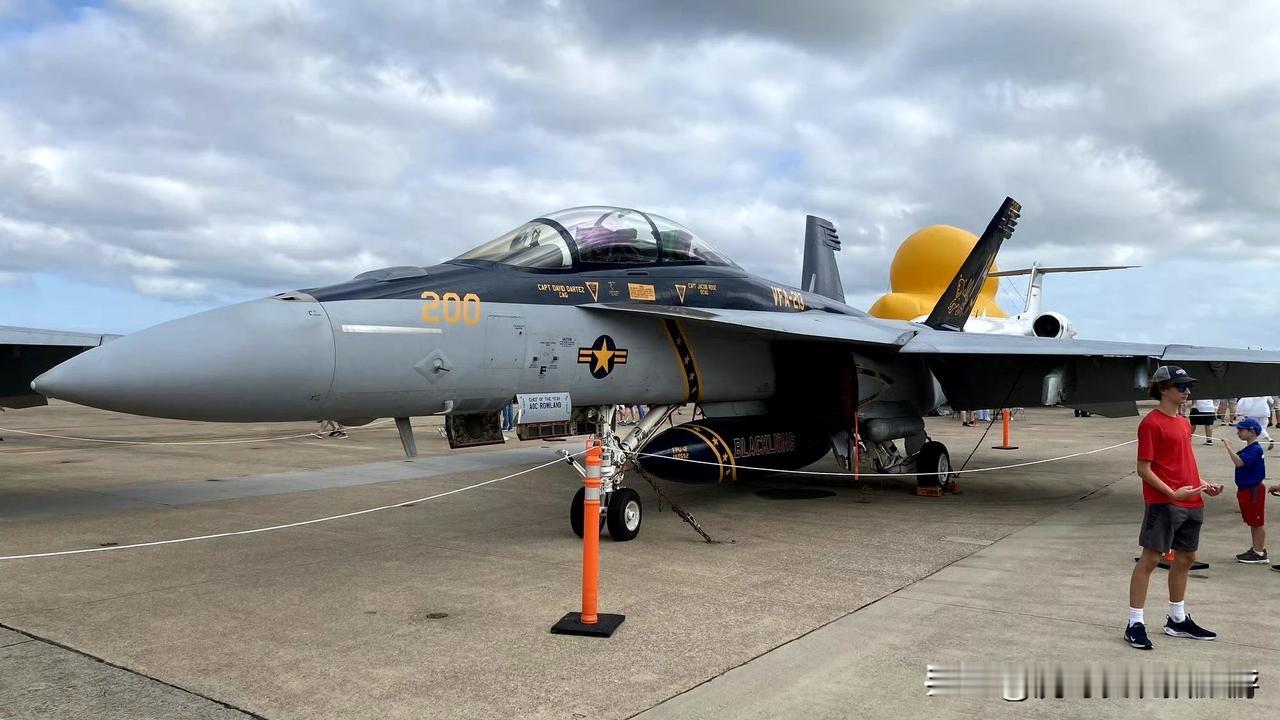 美军三架战斗机坠海，未能找到

据美媒12月4日消息，美军“杜鲁门”号航母在中东