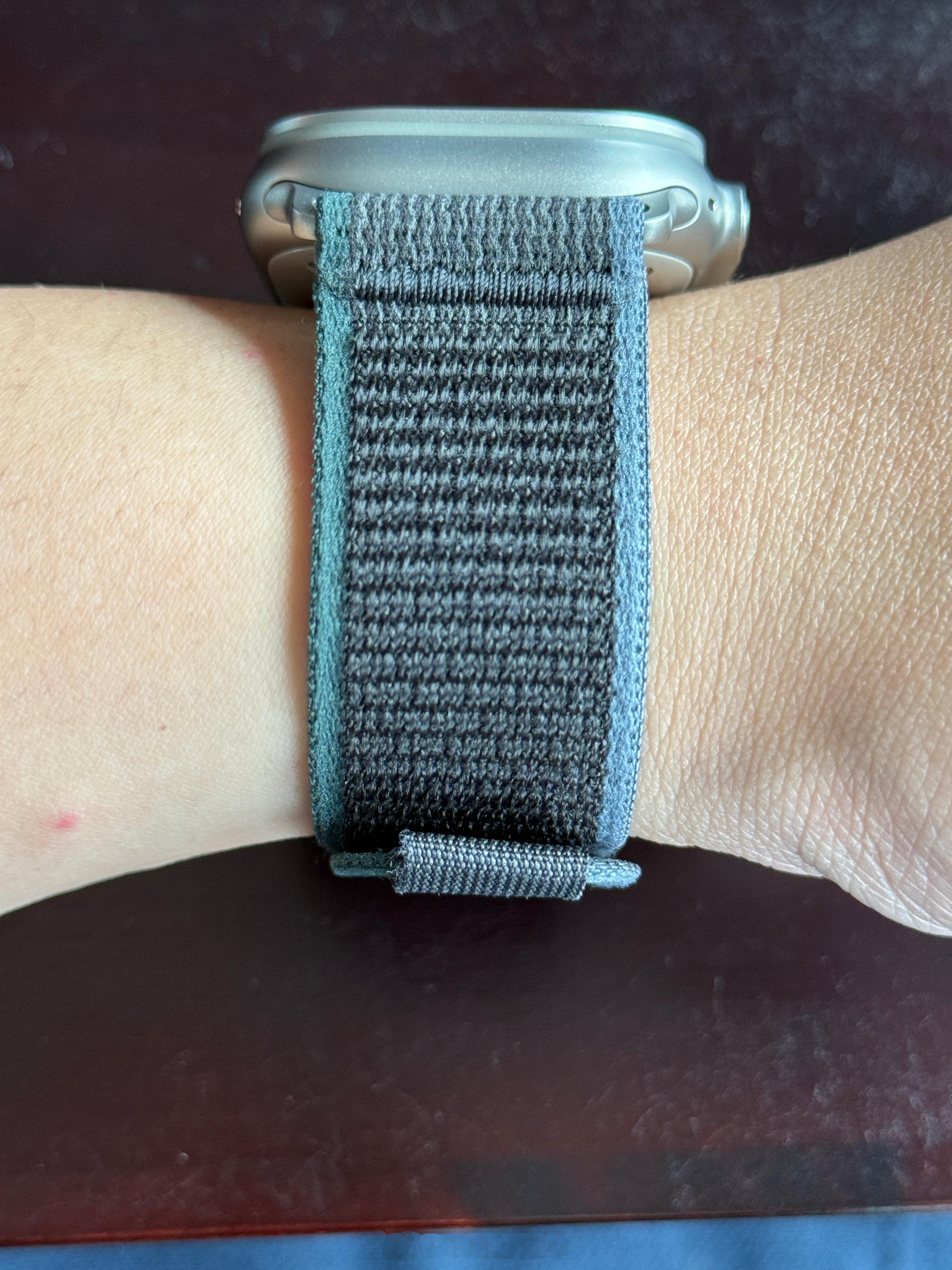 身边有朋友问苹果表带的事情有感，我还是觉得硅胶最合适，运动多的可以看看nike的