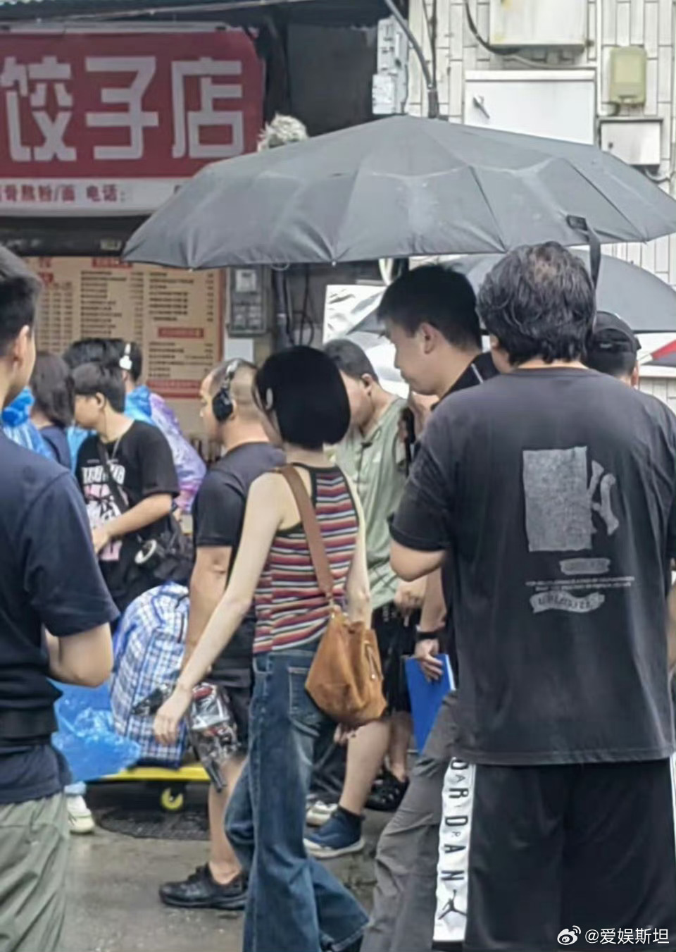 网友在家偶遇白鹿你是说你在家里就能看到白鹿吗？这个广东到底有谁在啊我隔壁看不到白