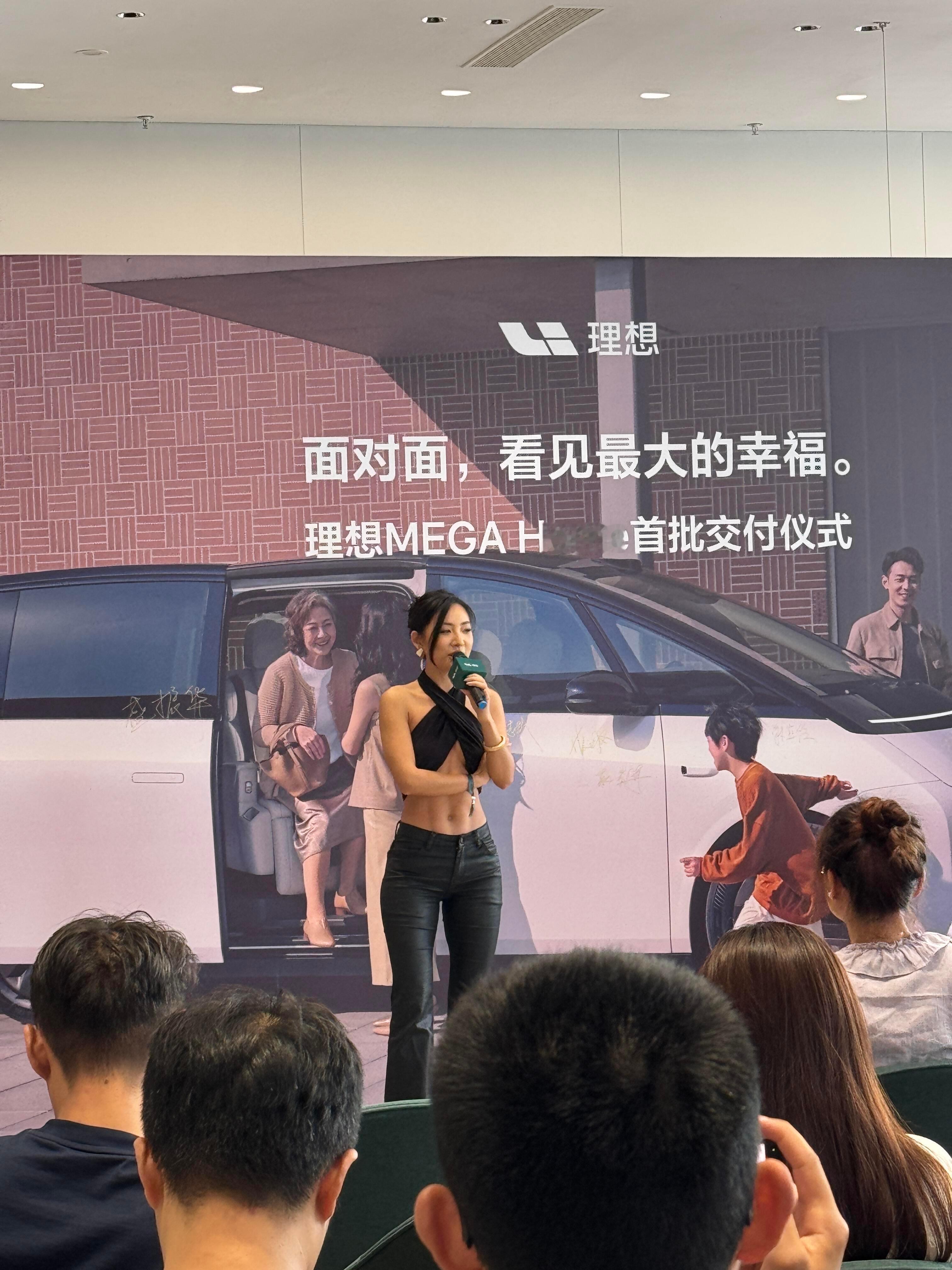 天啊噜，mega的车主都这么好看的吗？这个线条，太好看噜！ ​​​
