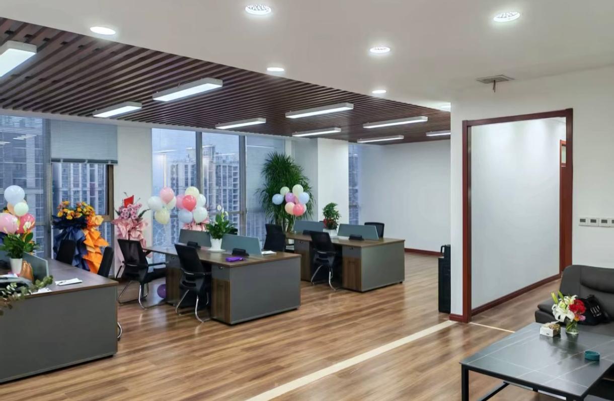 我的老板身价过亿，但他的二姐却只在一家小公司做保洁员，月薪四千块。原本我还觉得我