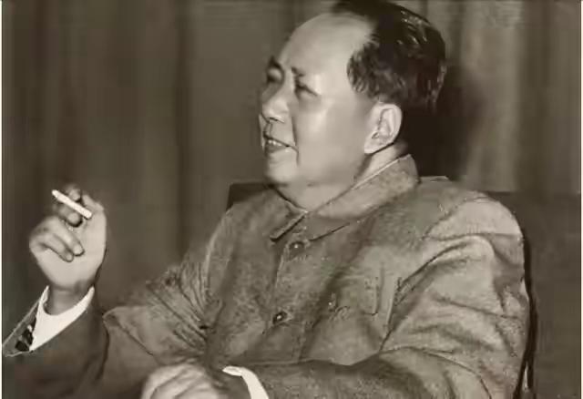 1984年韶山神秘访客跪地大哭，身份揭开瞬间全场泪目
 
你敢相信吗？一位无人知