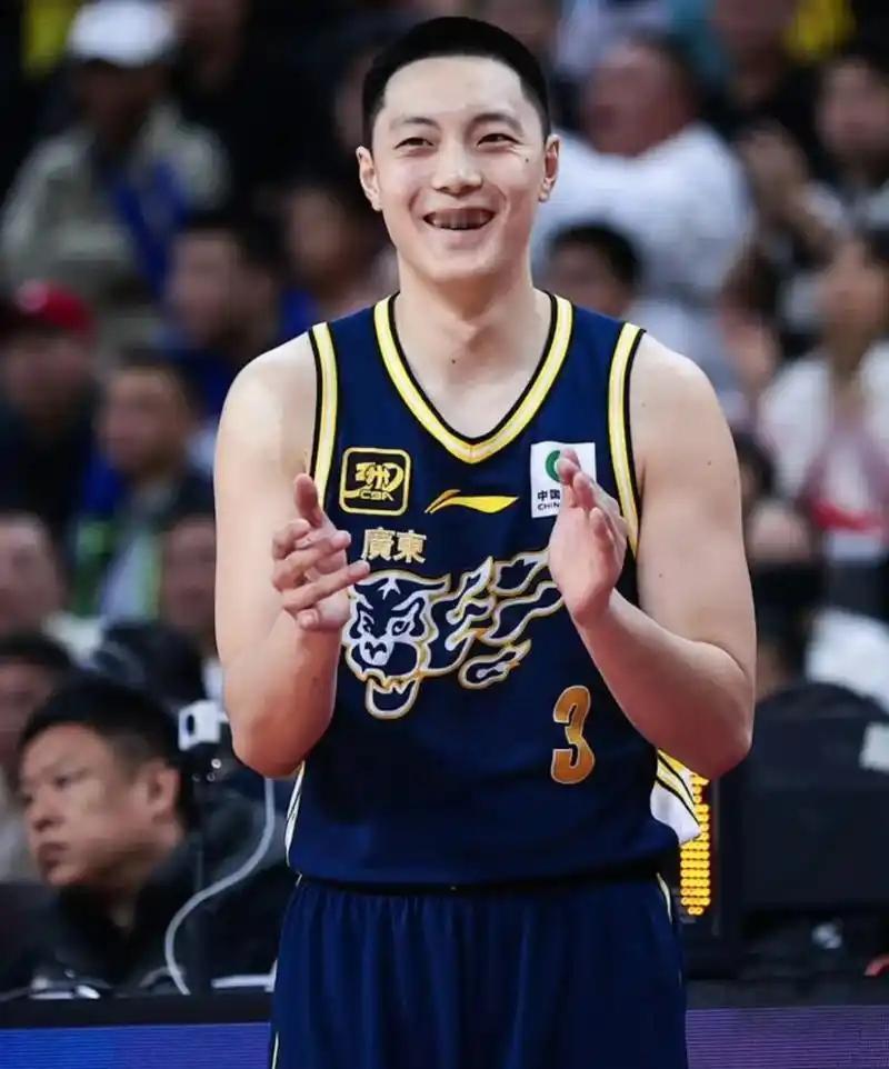 广东宏远之所以2连胜淘汰广州龙狮，主要是三个球员状态回暖，要不然很难赢球。一是胡