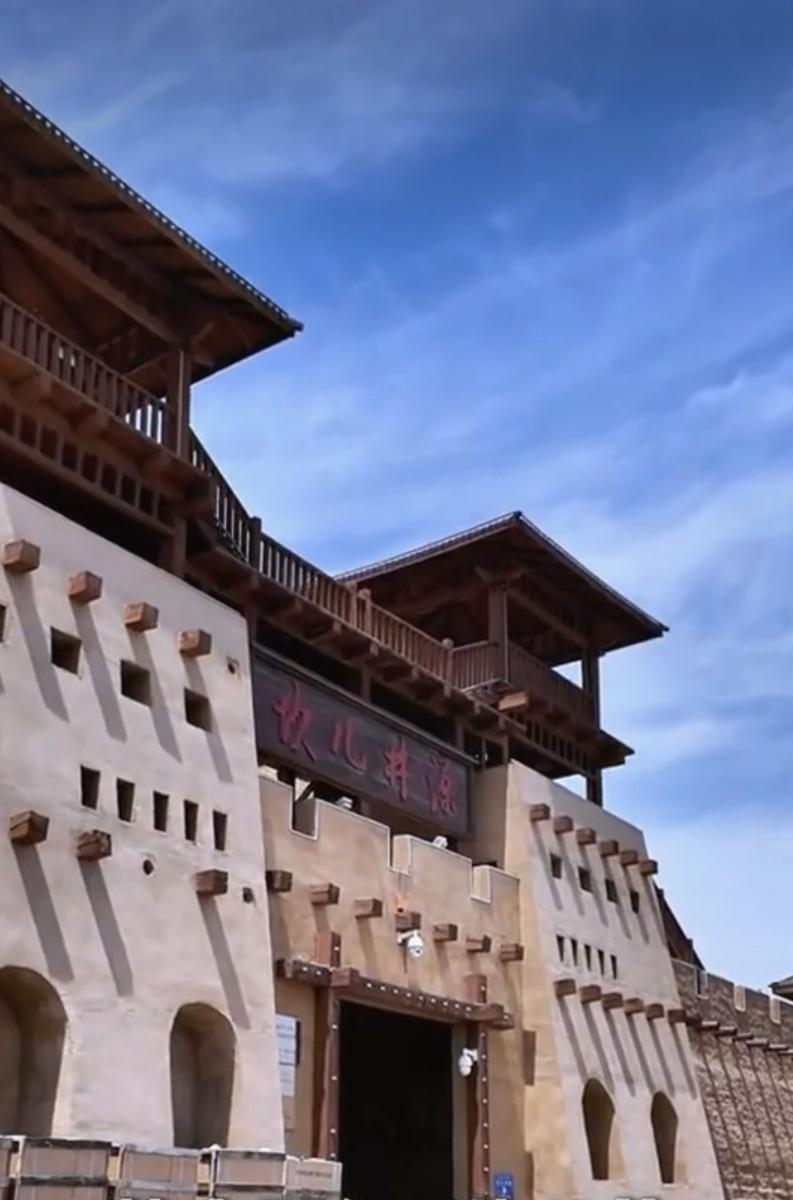 我們有緣，天涯相連；
不管遠近，如在眼前；
送去問候，情暖心田；
祝您開心，好運