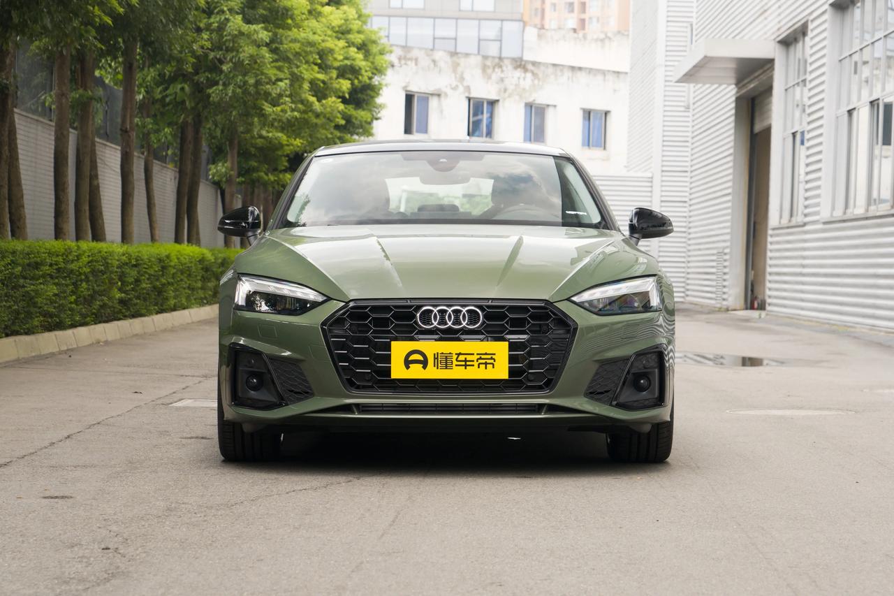 今天去4S店逛了一圈，就被奥迪A5吸引了，作为普通人，看到外观感觉比网上图片的好