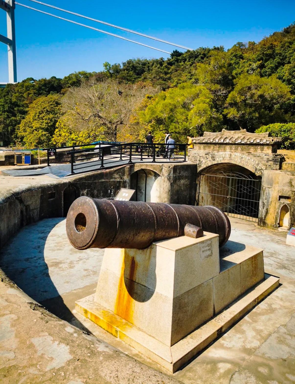 站在虎门炮台那吹海风，真让人心里堵得慌，不是风大，是憋屈。

当年洋人的军舰都骑