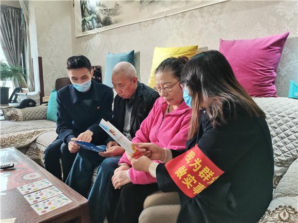 家里有低保、残疾人的注意，养老医保国家全额代缴，不用自己掏钱
 
很多农村家庭不