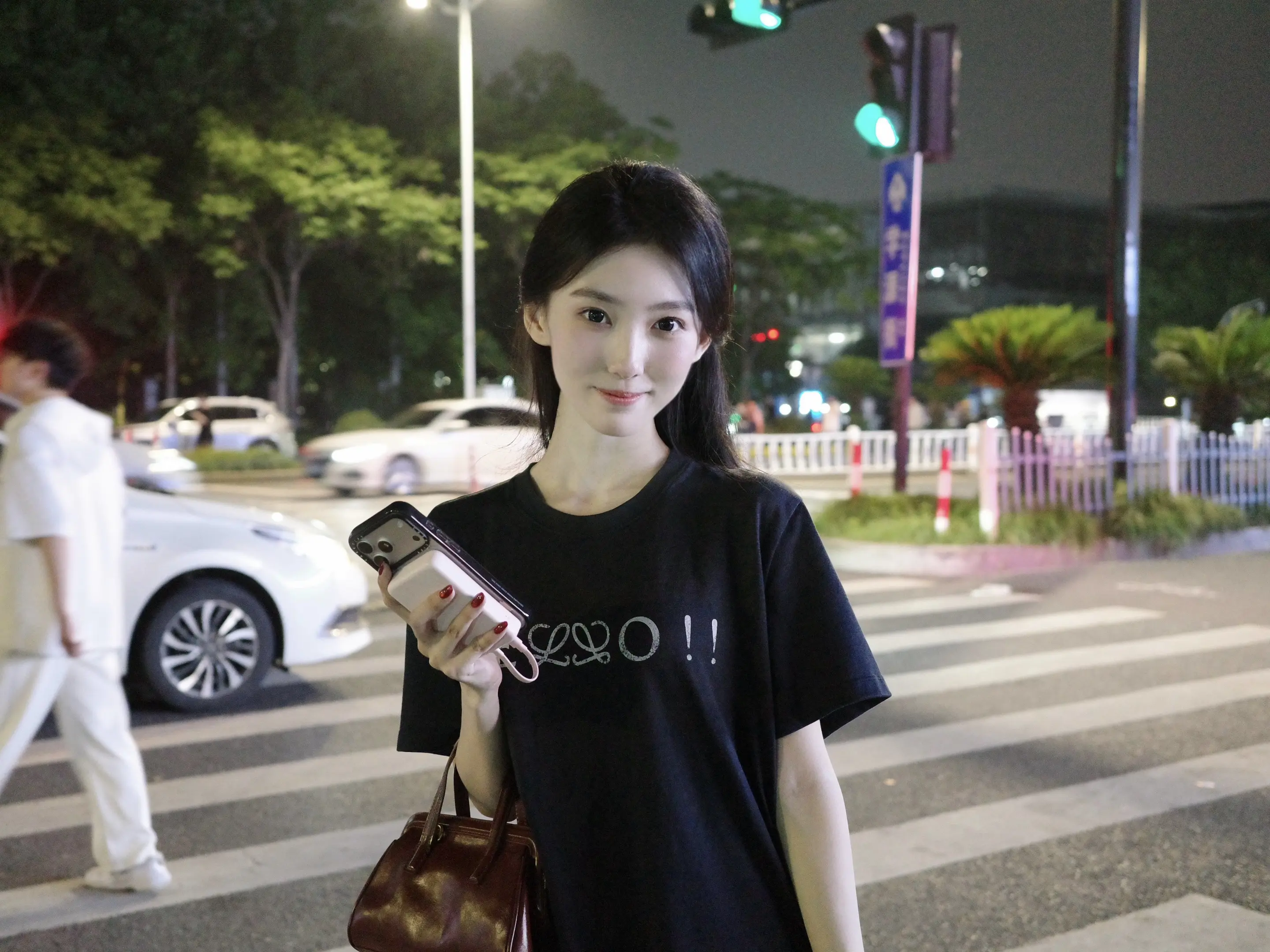 现在是夏天 放心流泪好了 反正眼泪会蒸发