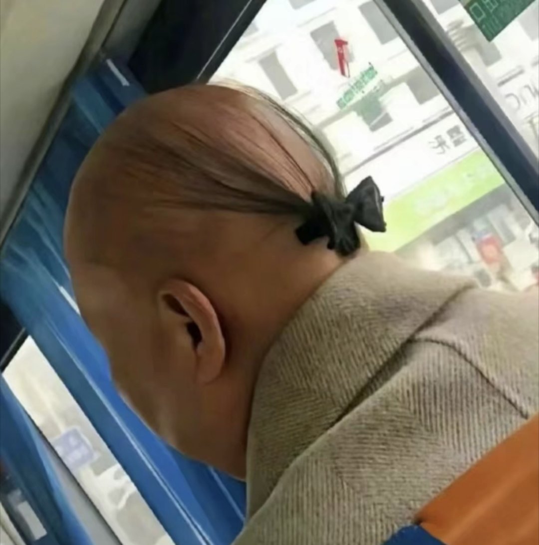 不知道是网友p上去的，还是大妈真的就真的装扮的。可能是为了告诉别人：我是大妈不是