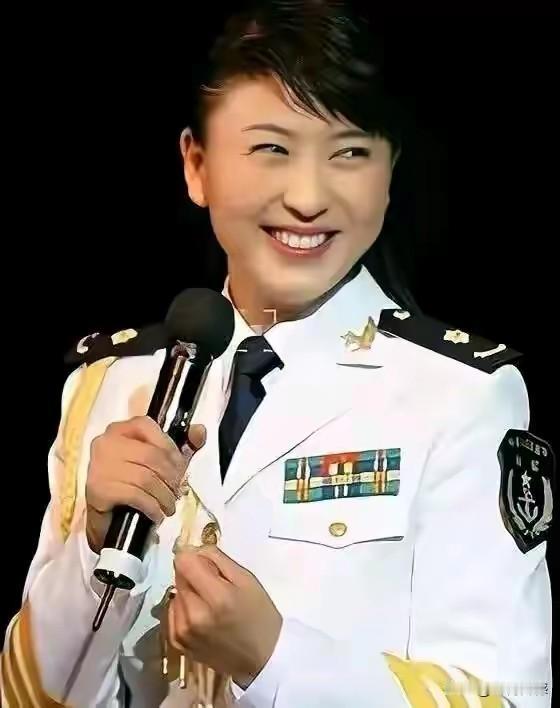 闫学晶穿上这身衣服之后，英姿飒爽，非常的精神，尤其是她的眼神，看起来还是非常传神