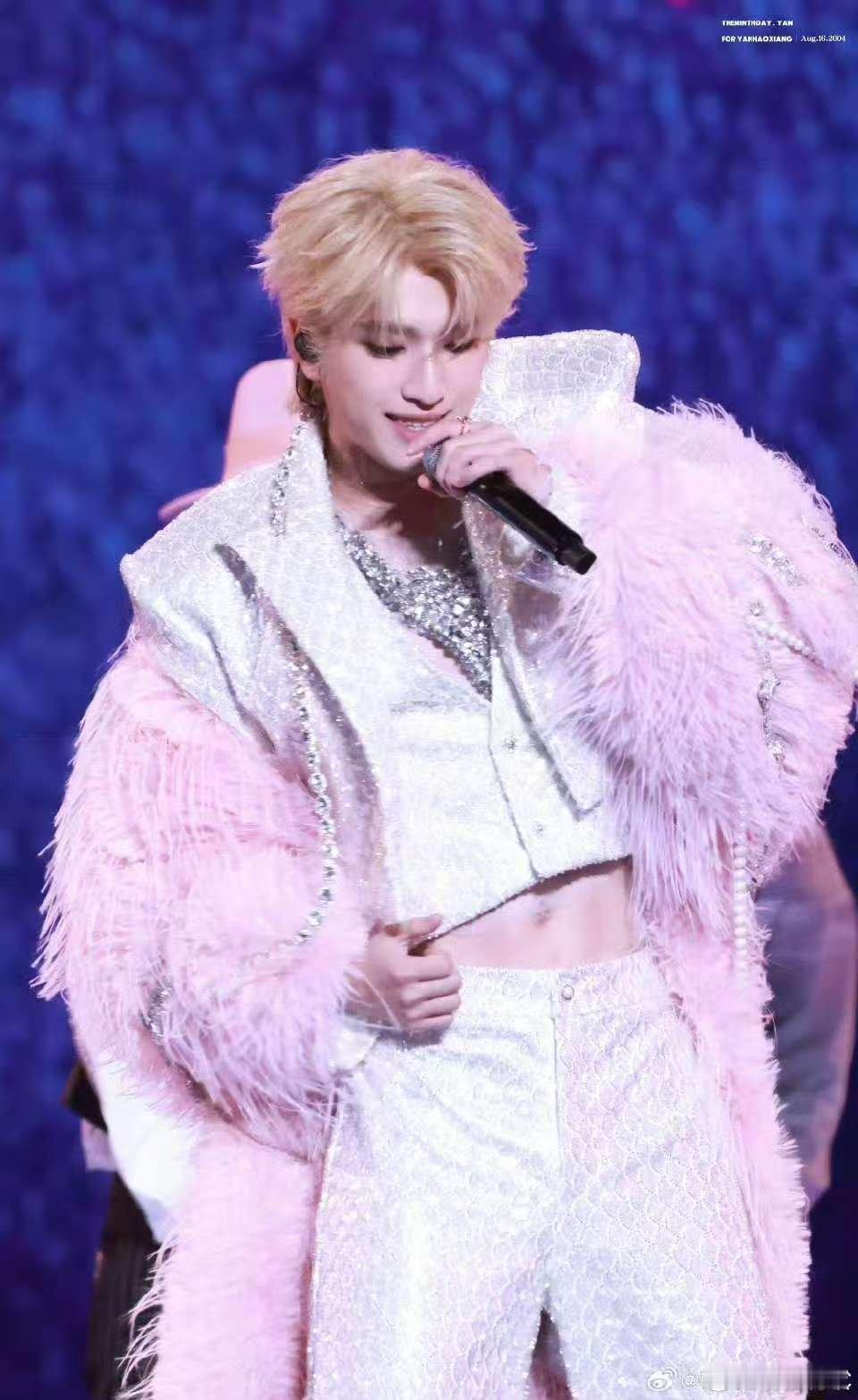 严浩翔舞台露腹肌严浩翔新音露腹肌严浩翔舞台露腹肌，好帅， 