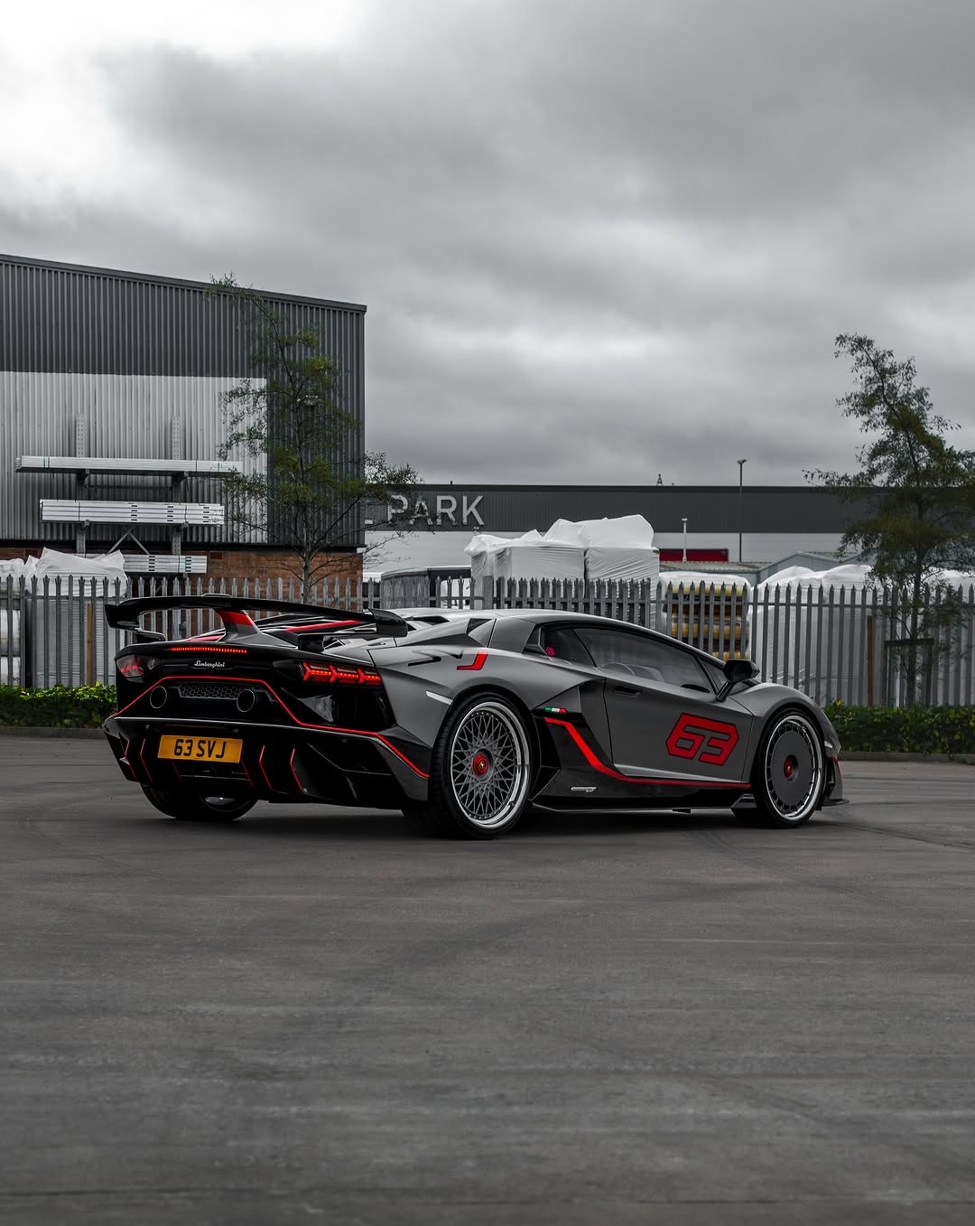 兰博基尼 Aventador SVJ 63 前轮安装 21 英寸 HRE 935