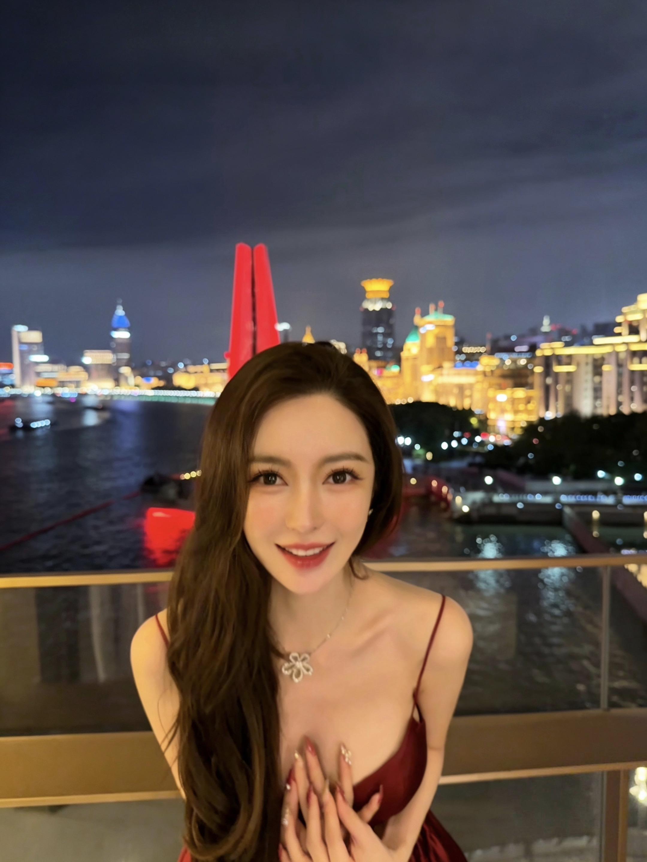 红裙的热烈，只为你一个人绽放。