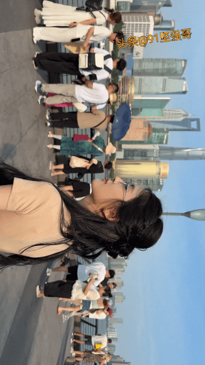 脸蛋已经是满分，眼镜更是加分项