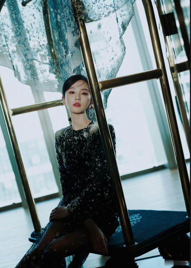 刘诗诗面纱高定造型太抓眼，霜雪长裙一上身，清冷酷飒像冰雪女王 ​​​