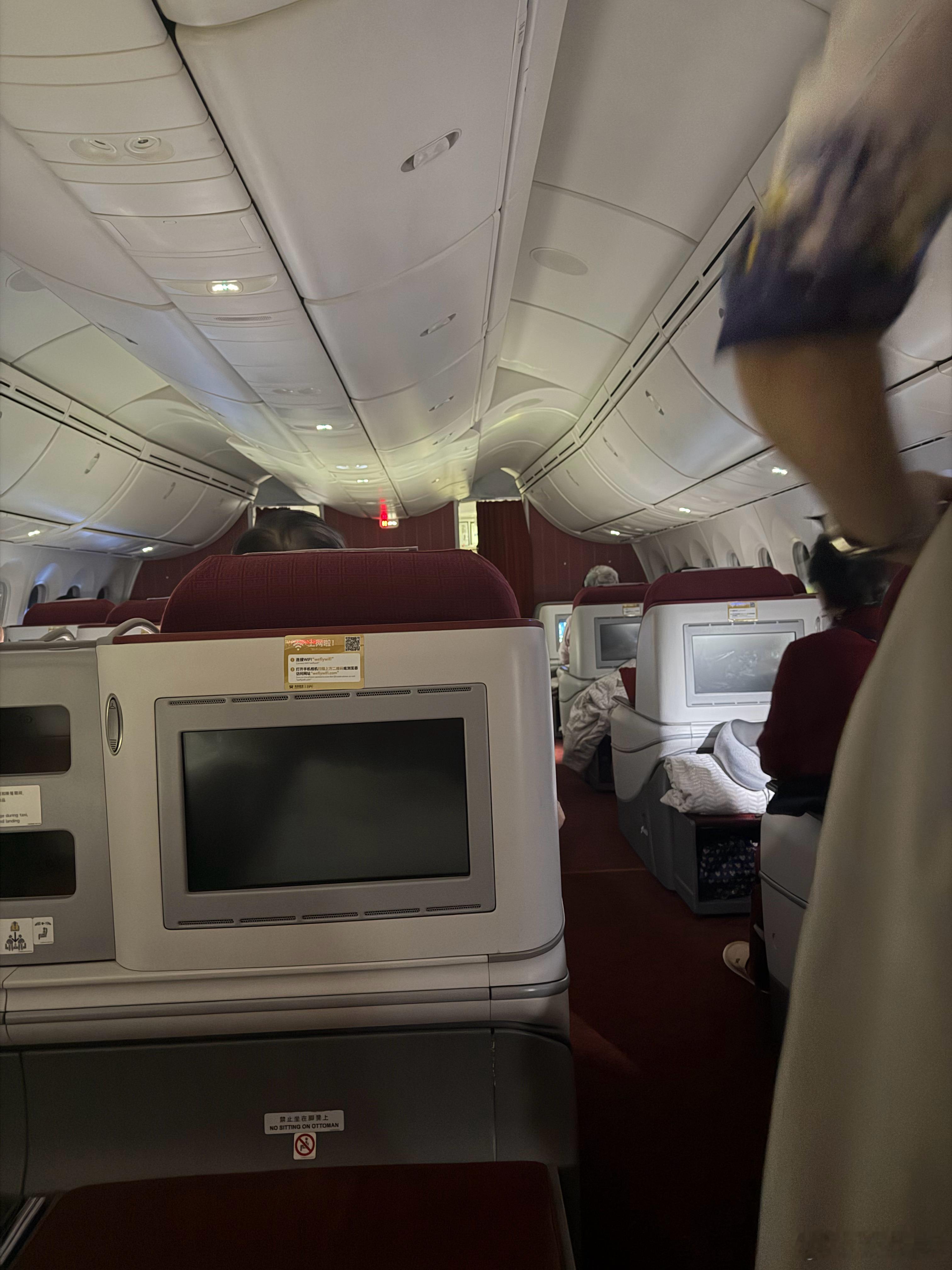 海航飞国际段的空姐，对比东航加航日航真的漂亮太多了。就是这个商务舱有点大通铺的感