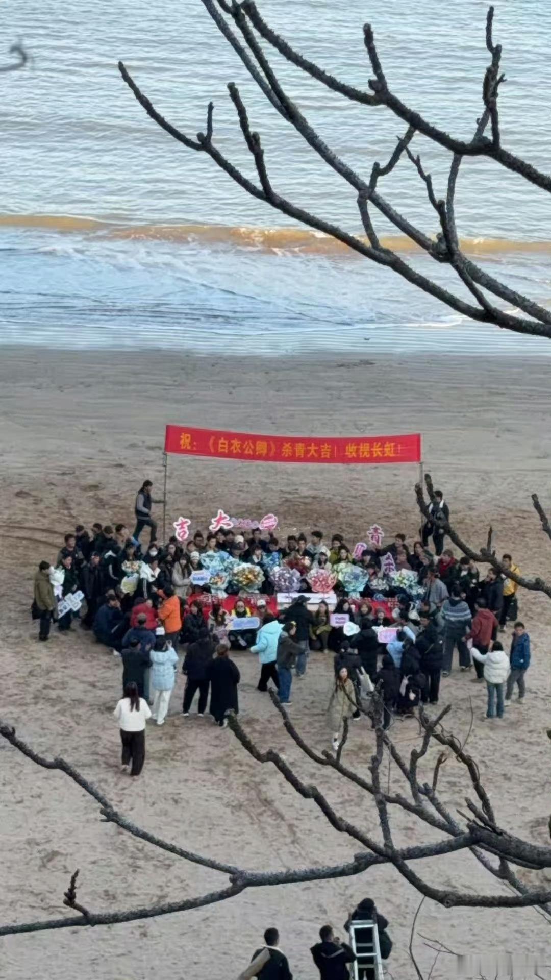 龚俊的9月中旬开机的白衣公卿在紧张拍摄了三个多月后杀青了！而且风过留痕也要来啦，