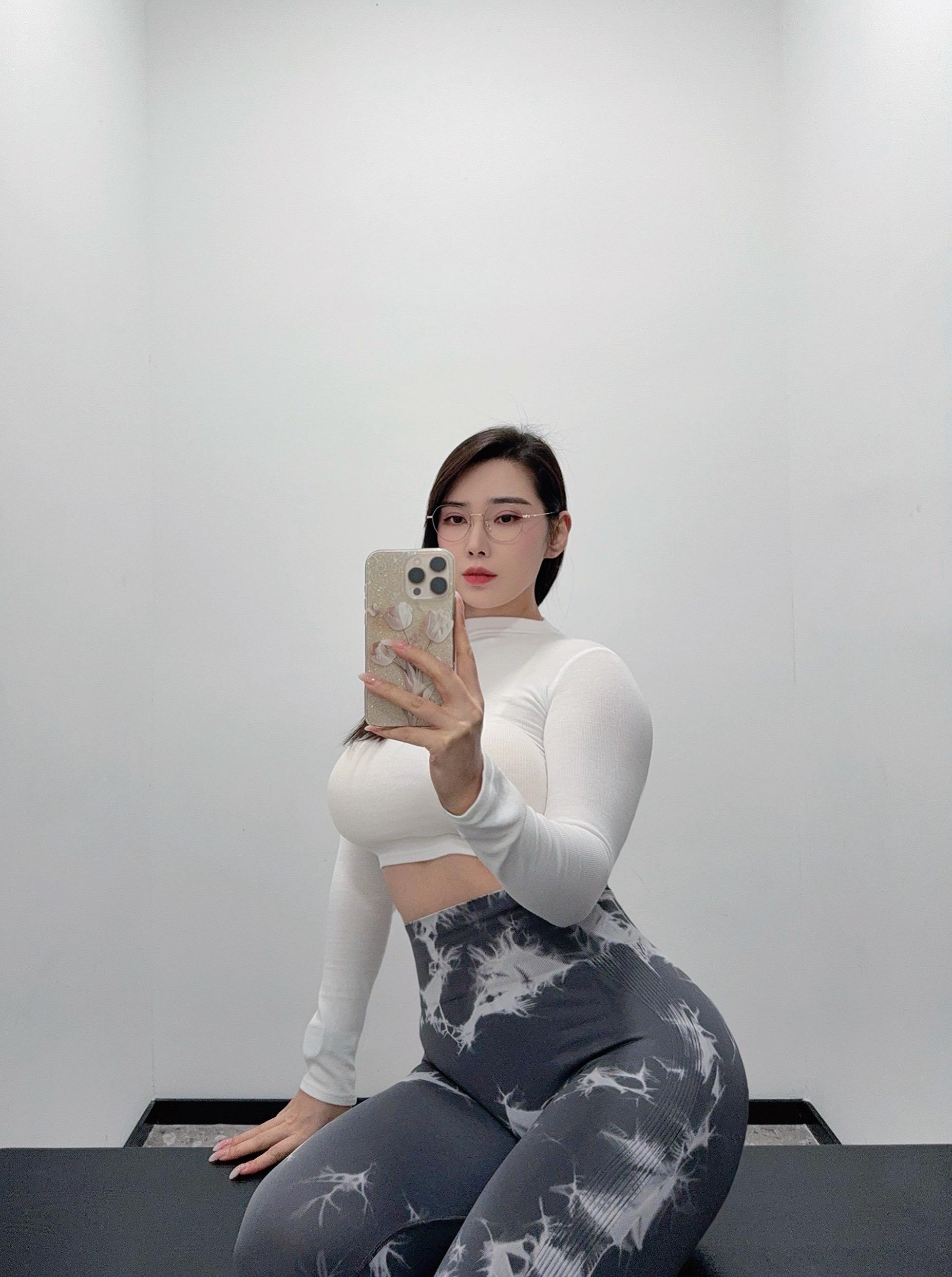 你们是喜欢腰臀比还是马甲线。