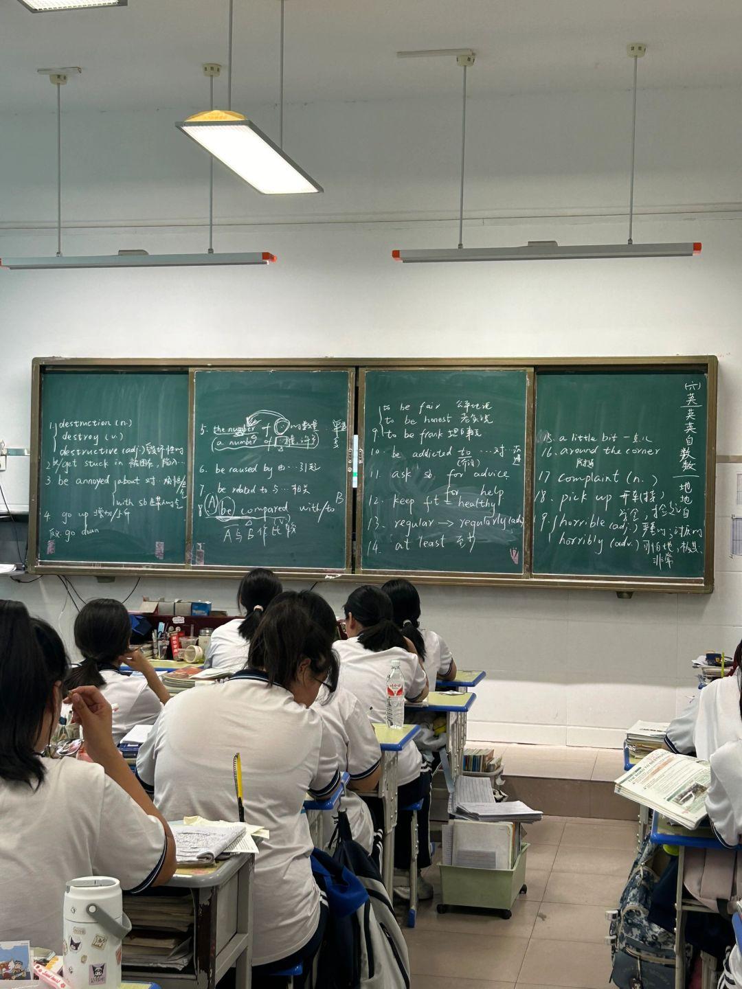 前两天班级群里炸开了锅，原因是我没给孩子报周末的奥数补习班。班主任在群里点名说我