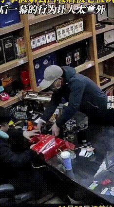 男子卖假烟被识破，竟用辣椒水喷店主！
 11月21日，江苏徐州一戴口罩男子揣着8