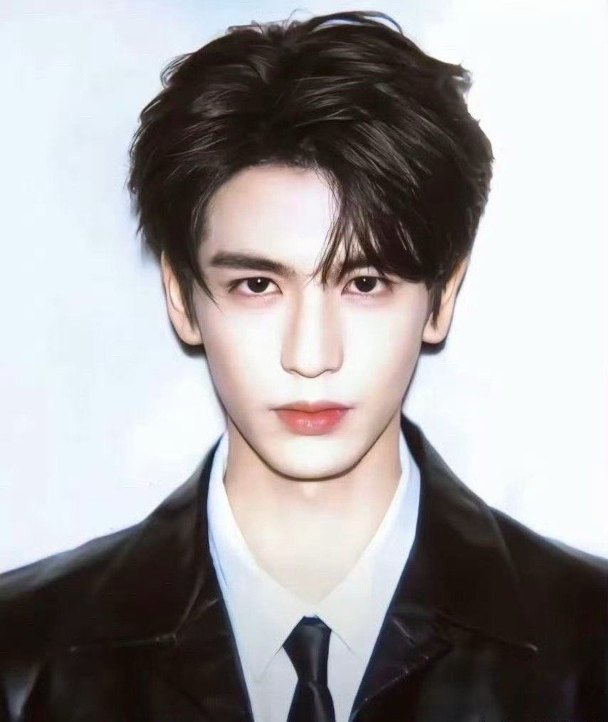 宋威龙和张凌赫同为浓颜系帅哥，你更喜欢哪个？ 