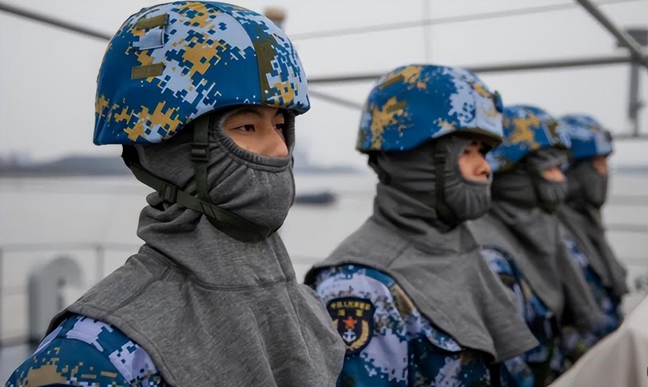 海军舰艇上官兵佩戴的灰色头套正式名称是防闪爆面罩，它不是防毒面具，也不是用来遮挡