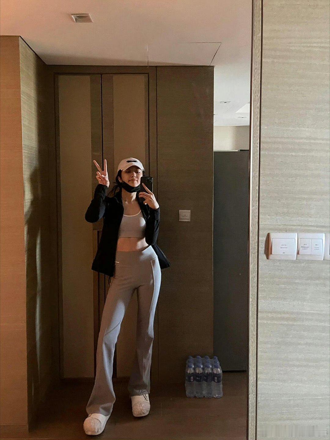 孙千真是脖子以下全是腿，不仅长还直还白，非常漂亮，都快赶上旁边陈哲远，王安宇身高