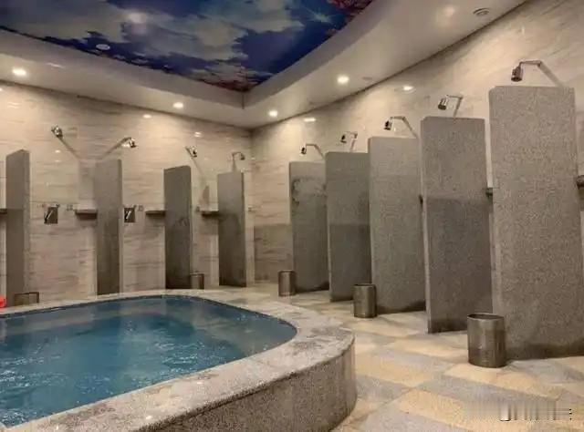 北京，一女子在一洗浴中心洗澡时发现两个人拿着手机四处拍摄，吓了一大跳，连连尖叫。