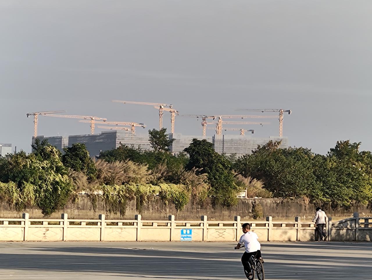 中山市南头镇在江边的超级工厂，这里就是米伽智造城！

最近在中山市东凤镇的和穗湿