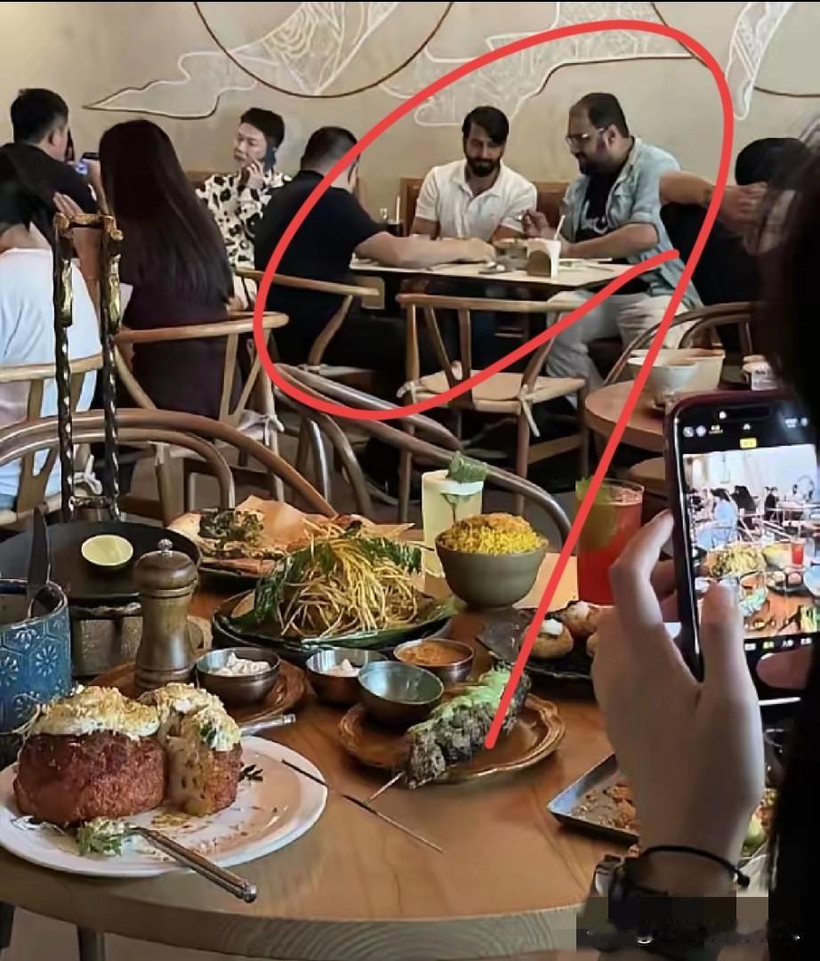 俩印度游客在瑞金二路一家酒吧闹事，说要咖啡要食物，老板说没有，只能喝酒，后来直接