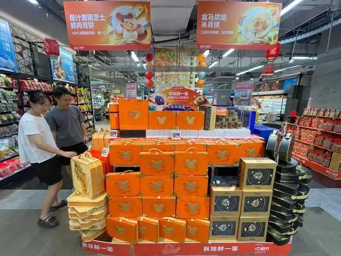 昨天晚上，我和一位商场老板聊了很久，他透露出的三个消息让我很震撼。
他说，今年商