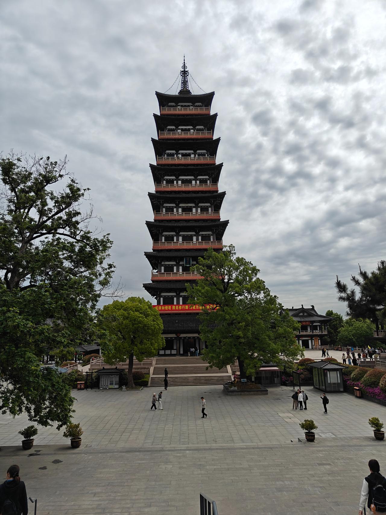 昨天，提到了长安和洛阳的古都之争，这好歹还是两个省份的地域之争，感觉能够理解。但