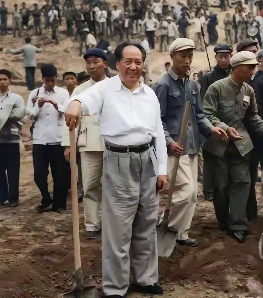 很喜欢这种照片，主人公没有一点造作，真实的劳动者。 