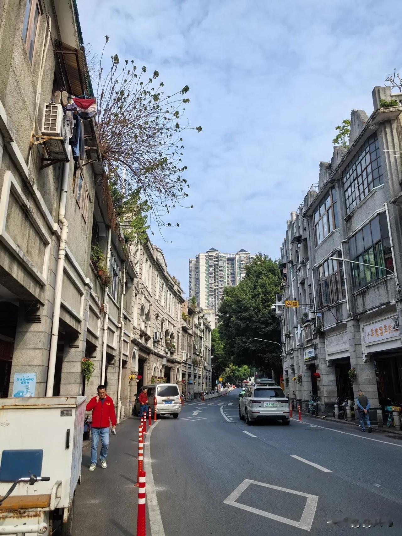 骑楼在广州超重要，就像同福西路这带，下雨天能遮风挡雨，为行人提供便利，让逛街变得