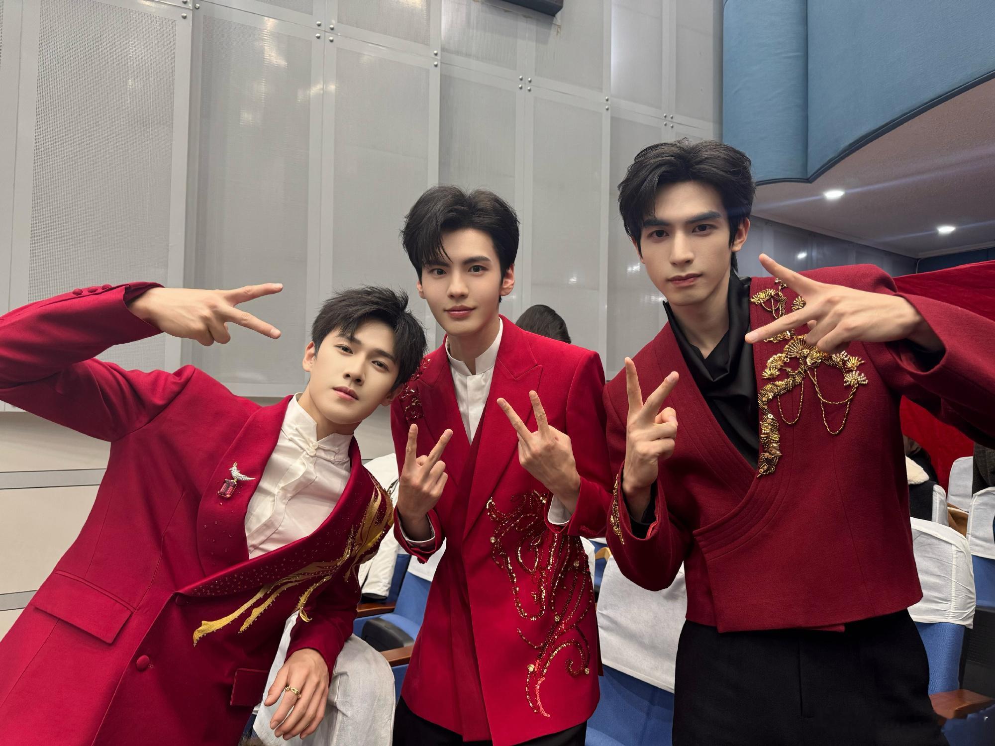 窦昭一个 叶濛一个 聂曦光一个 