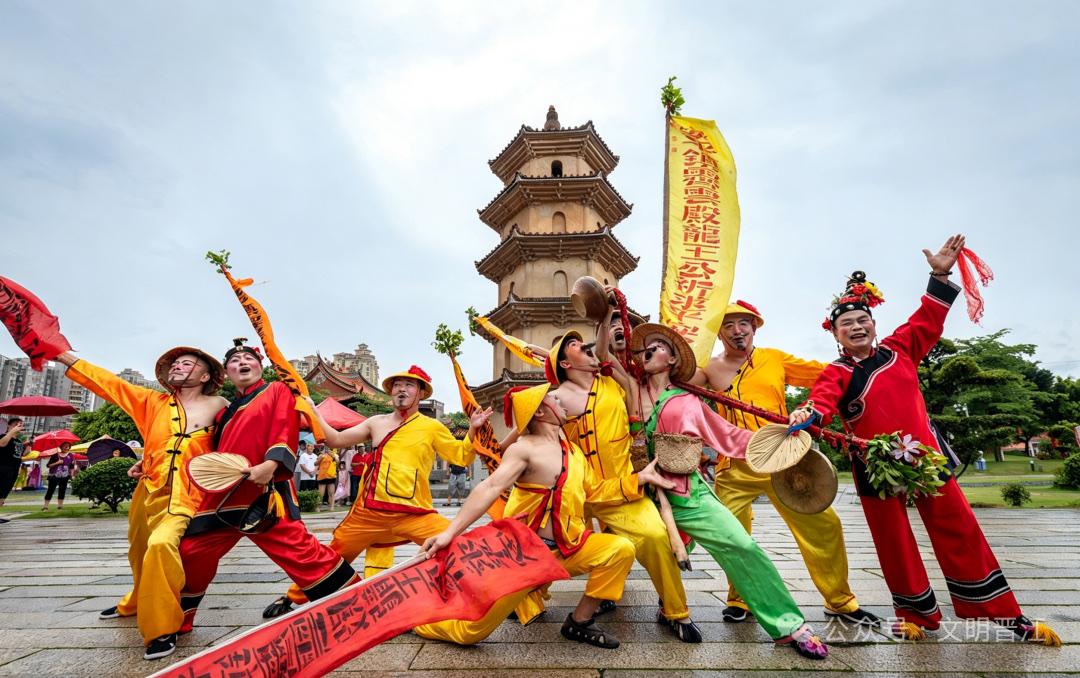 水调歌头 · 安平桥畔 端午游园

锣鼓震云汉，济济叠人山。采莲风雅欢谑，旗手铺