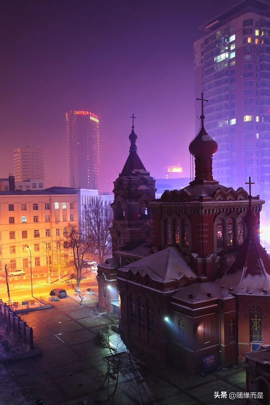 夜晚的教堂在灯光下显得格外庄严。夜晚大桥在灯光秀下的美妙。