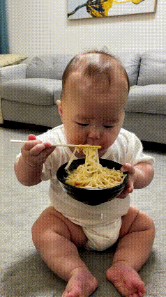 穿尿不湿的能端起这么大一碗面，筷子用的这么顺，吃饭动作这么标准，真的假的？谁能告