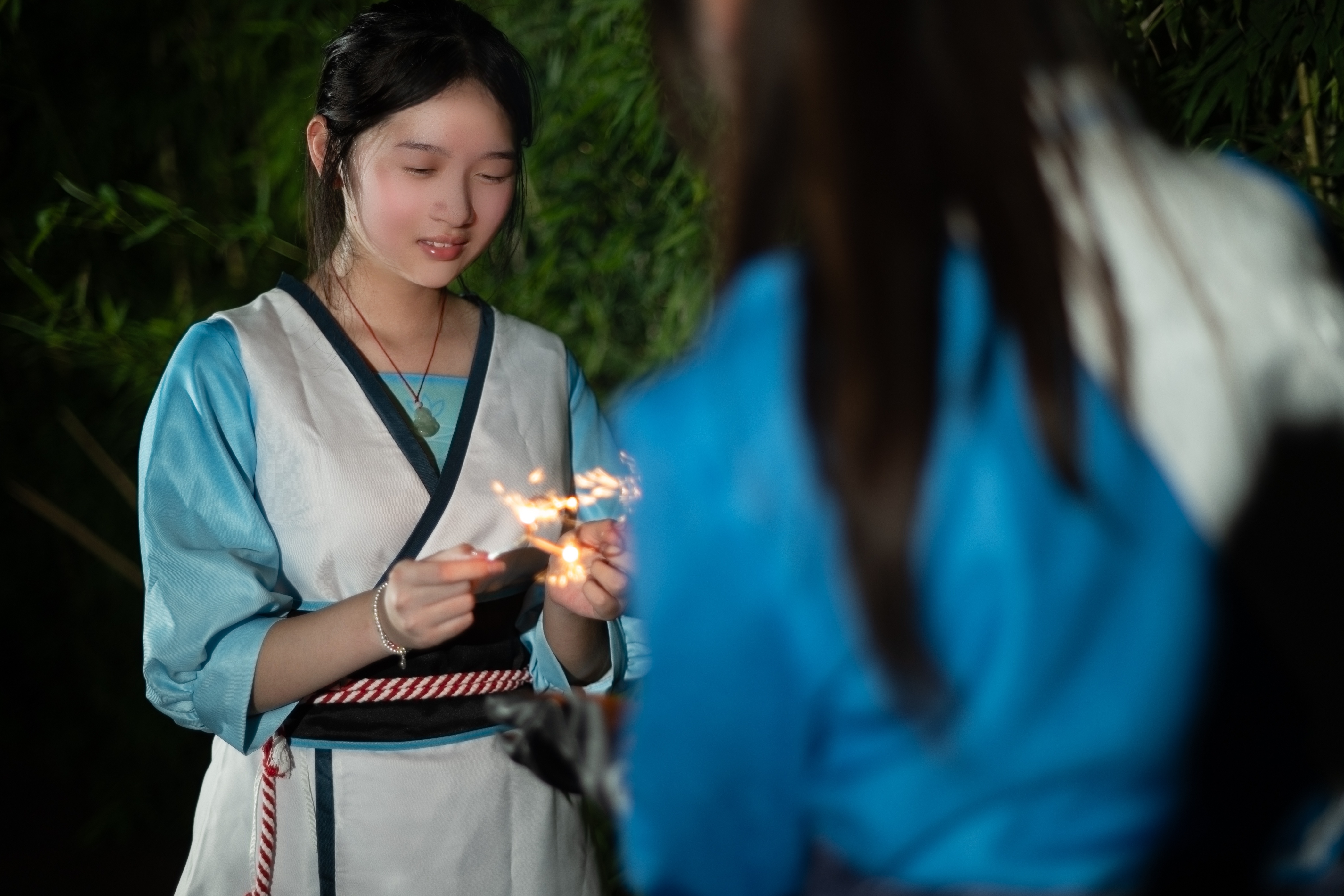 #姬如雪[超话]#碎片🧩手心里的是烟火🎇也是曾经的童年#姬如雪# ❄️抄送​