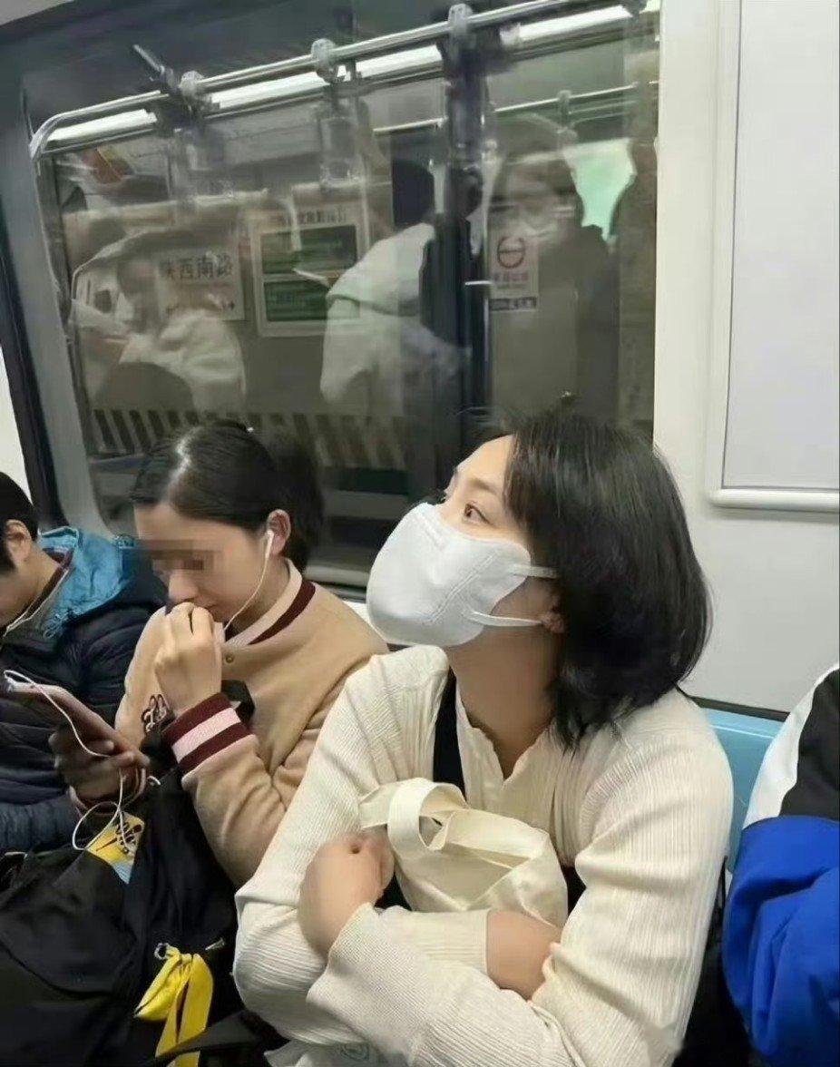 #网友地铁偶遇马思纯##地铁上班偶遇马思纯# 网友地铁上班偶遇马思纯，不得不说，