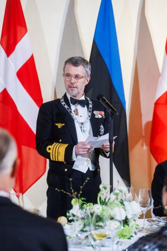 丹麦国王夫妇@爱沙尼亚Day2[微笑]
腓特烈在晚宴上成功进行了怀旧式演讲后，