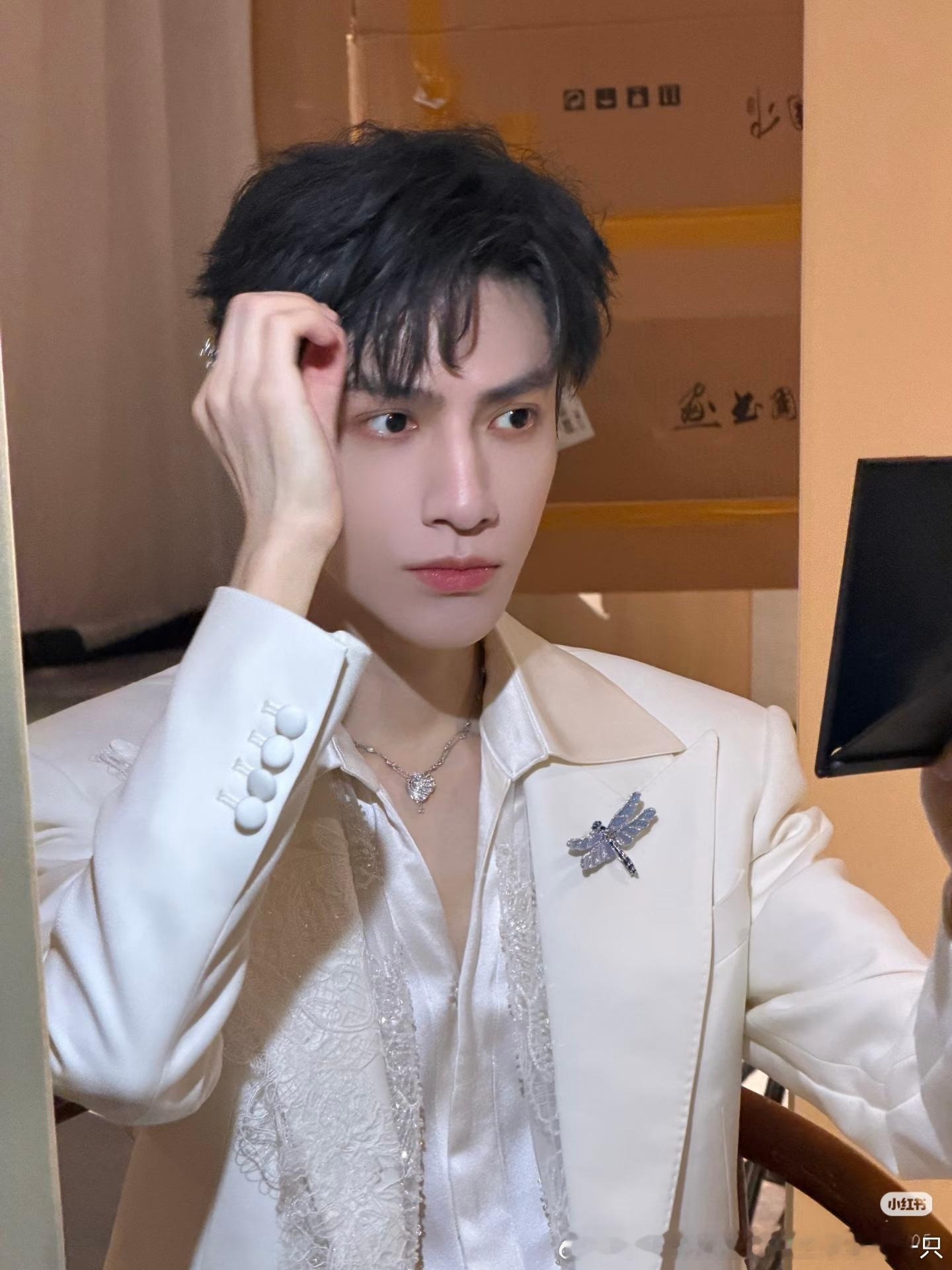 千年的狐狸问施主您是哪一只 ❤️ 罗云熙老婆专用实时 ♫世界上有两种最耀眼的光芒