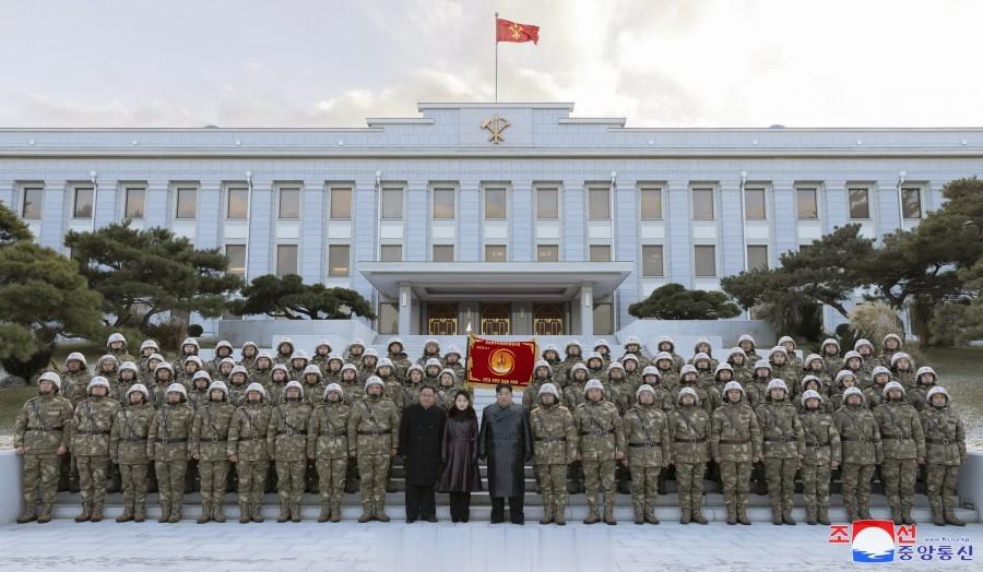 敬爱的金正恩同志１２月２０日把参加“火星炮－１８”型洲际弹道导弹发射训练的导弹总