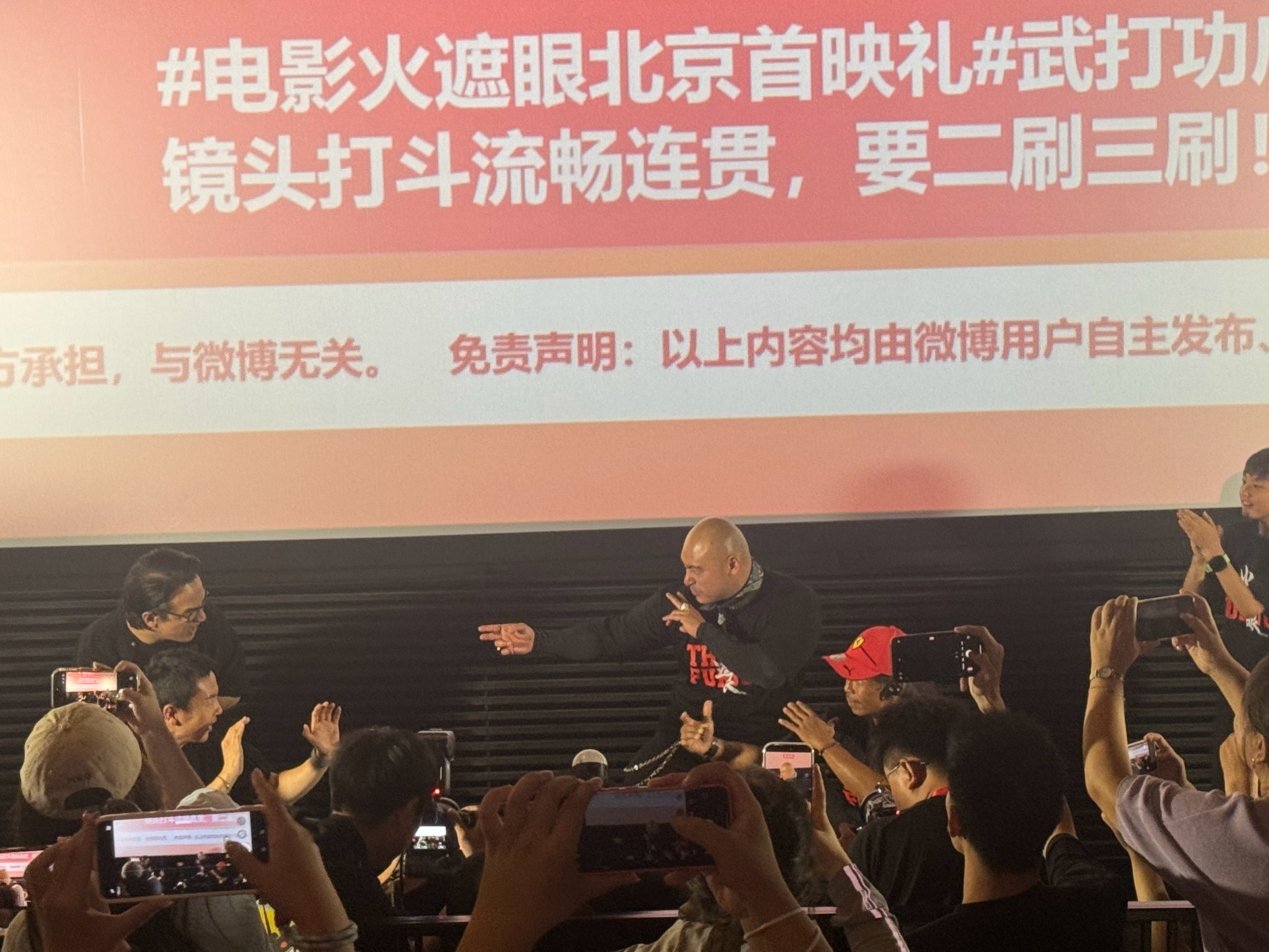 远超预期的好看！极少的台词，纯粹的动作，肉体与铁锤、水泥这些硬物碰撞，营造出一种