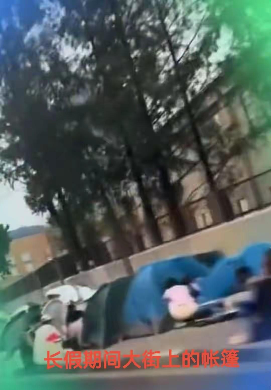 长假期间景区外出现的“帐篷潮”现象引起了不少关注。这种现象既反映了旅游热潮带来的